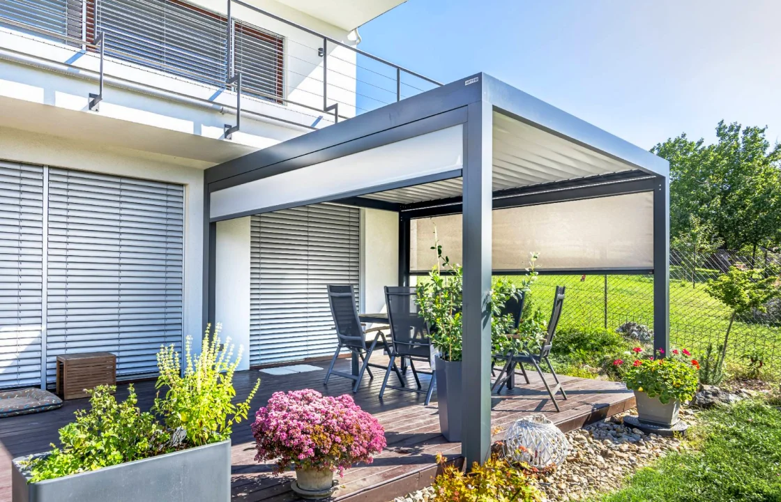 Malá bioklimatická pergola v Ivanovicích u Brna, celkový pohled na realizaci. Rozměr pergoly 3,75×3,4 m.