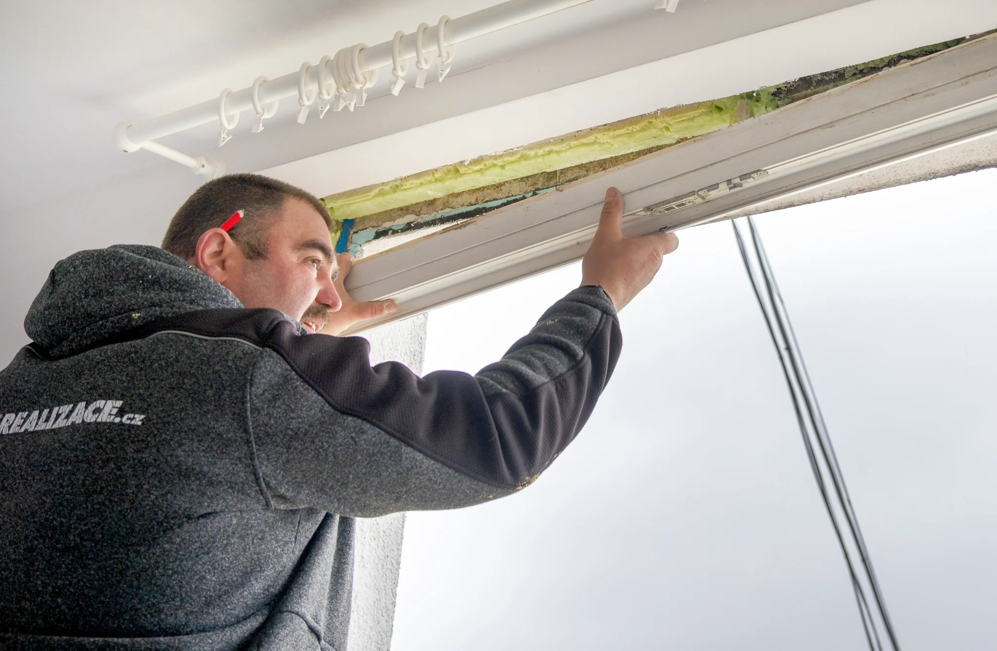 Servisní technik provádí opravu a montáž menší zakázky přímo u zákazníka doma v Brně.