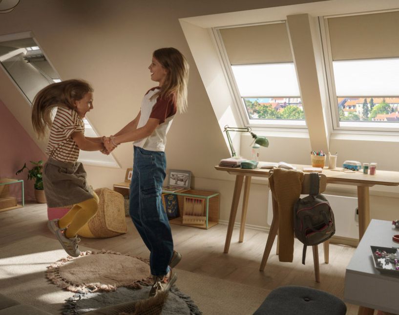 Podkrovní místnost prosvětlená novými střešními okny VELUX po jejich výměně za stará okna.