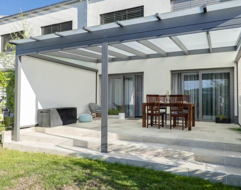 Hliníková pergola od firmy Šenk PSO s posezením na zastřešené terase rodinného domu.