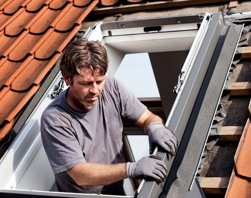 Střešní okno VELUX osazené v šikmé střeše rodinného domu při jeho celkové rekonstrukci.
