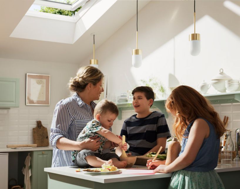 Střešní okno VELUX nad kuchyňskou linkou, které pomáhá odvětrat vlhkost při vaření.
