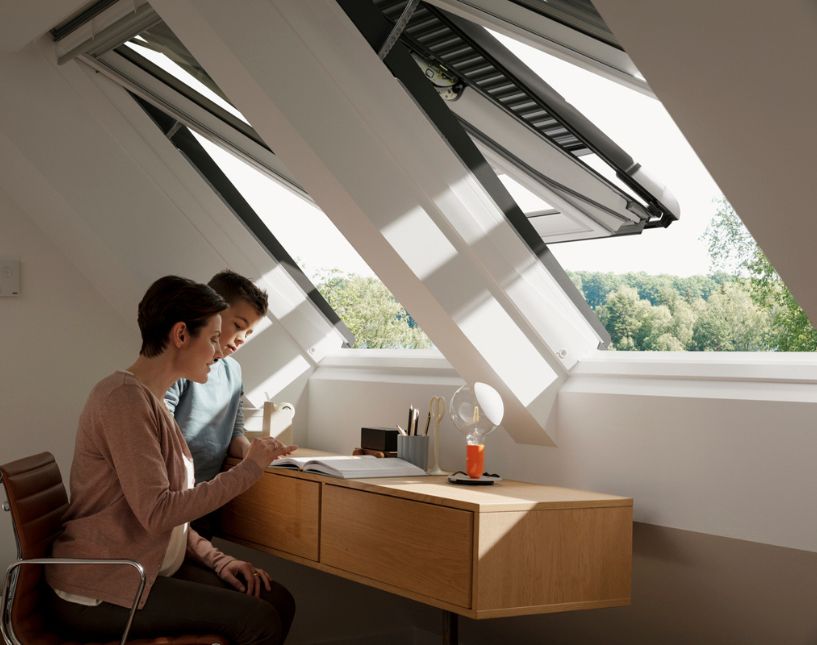 Kyvné střešní okno VELUX s výklopným otevíráním, vhodné pro obytné podkroví domu.