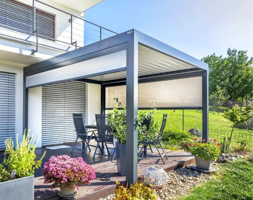 Malá samostojná hliníková pergola na zahradě, kterou lze postavit bez stavebního povolení.