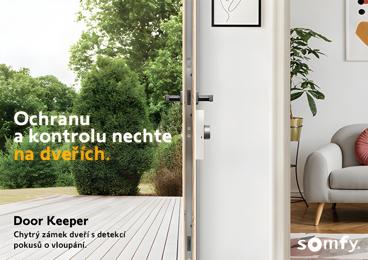 Chytrý vchodový zámek Door Keeper s ovládáním přes mobilní aplikaci u domovních dveří.