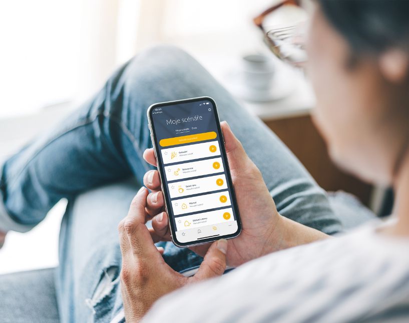 Ovládání hliníkové pergoly a jejích doplňků pomocí mobilní aplikace v češtině přes telefon.