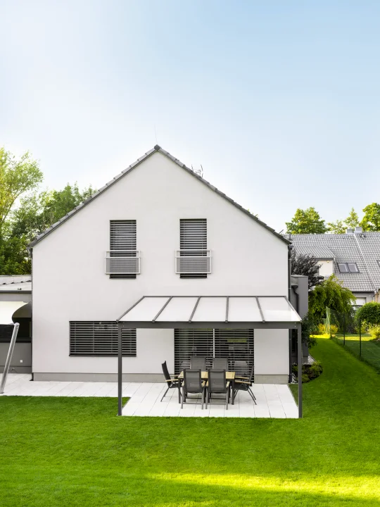 Skleněná pergola GLASETTI v Kobylnicích, celkový pohled. Rozměr pergoly 4,85×3,9 m. Vybavení: LED osvětlení.