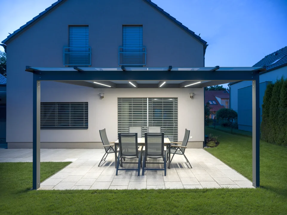 Skleněná pergola GLASETTI v Kobylnicích, pohled zblízka. Rozměr pergoly 4,85×3,9 m. Vybavení: LED osvětlení.