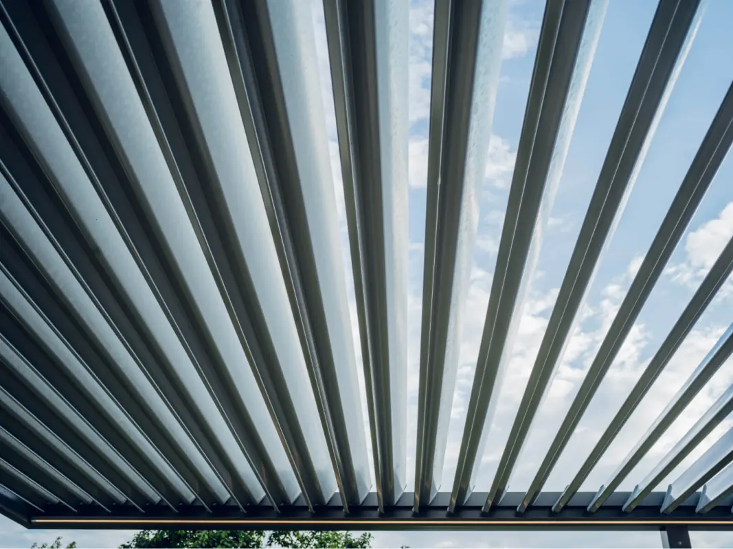 Velká bioklimatická pergola v Nebovidech u Brna, pohled ze zahrady. Rozměr pergoly 6,84×3,67 m. Vybavení: LED osvětlení.