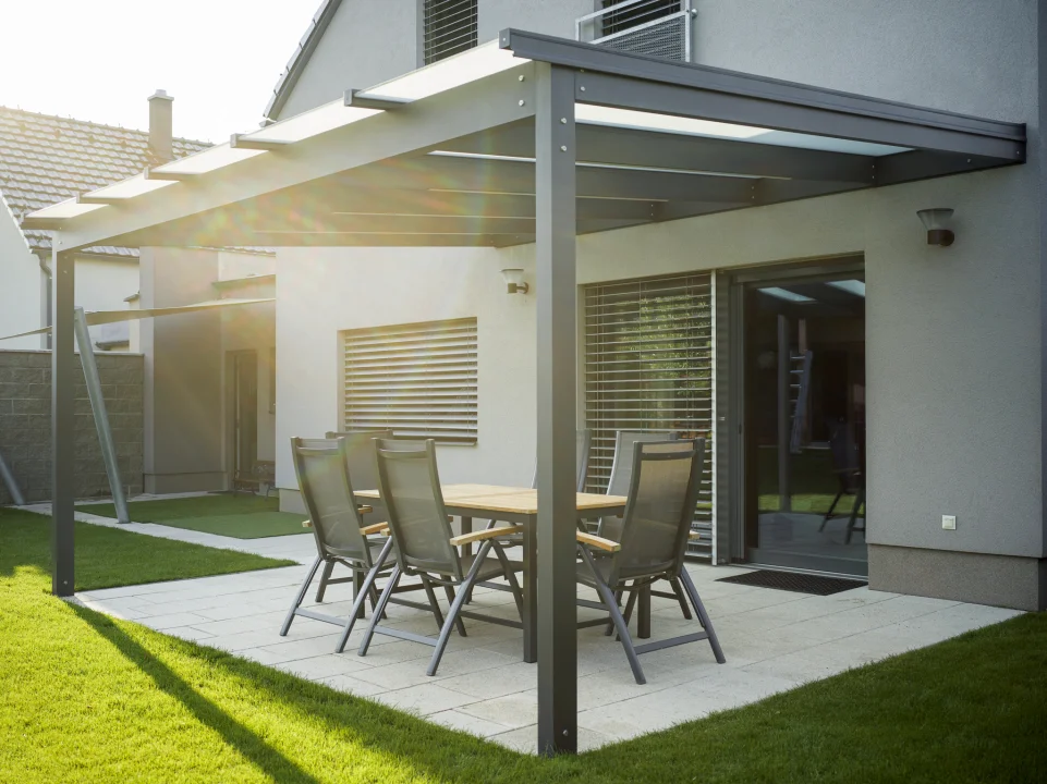 Skleněná pergola GLASETTI v Kobylnicích, pohled z jiného úhlu. Rozměr pergoly 4,85×3,9 m. Vybavení: LED osvětlení.