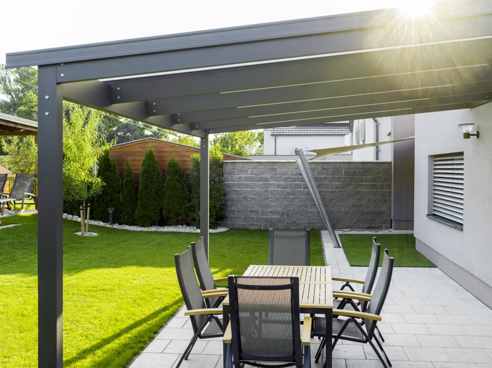 Skleněná pergola GLASETTI v Kobylnicích, detailní záběr. Rozměr pergoly 4,85×3,9 m. Vybavení: LED osvětlení.