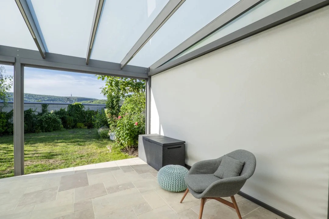 Pergola se skleněnou střechou v Bílovicích u Brna, pohled od domu. Rozměr pergoly 6,7×4 m. Vybavení: LED osvětlení.