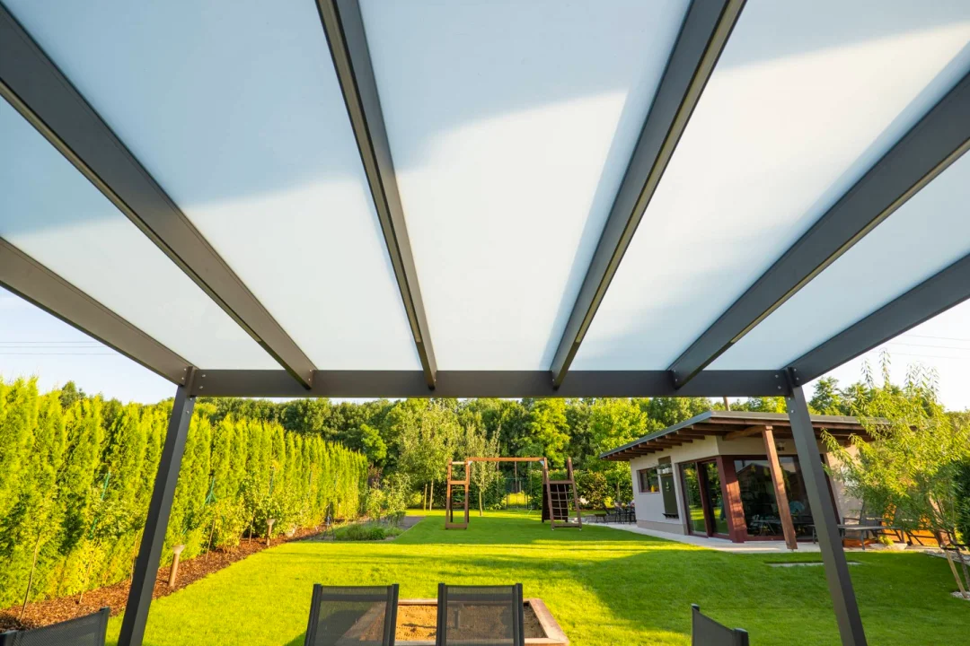 Skleněná pergola GLASETTI v Kobylnicích, pohled ze zahrady. Rozměr pergoly 4,85×3,9 m. Vybavení: LED osvětlení.