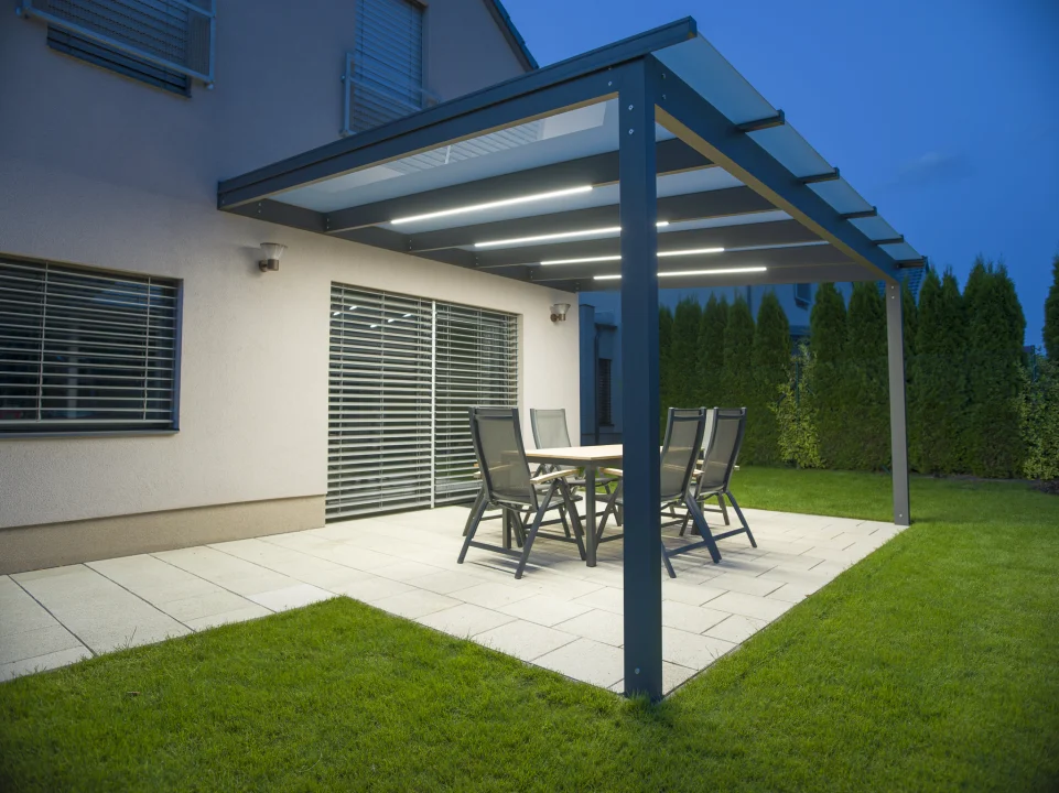 Skleněná pergola GLASETTI v Kobylnicích, celkový záběr na konstrukci. Rozměr pergoly 4,85×3,9 m. Vybavení: LED osvětlení.