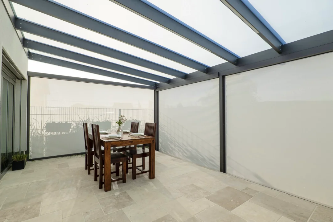 Pergola se skleněnou střechou v Bílovicích u Brna, pohled za soumraku. Rozměr pergoly 6,7×4 m. Vybavení: LED osvětlení.