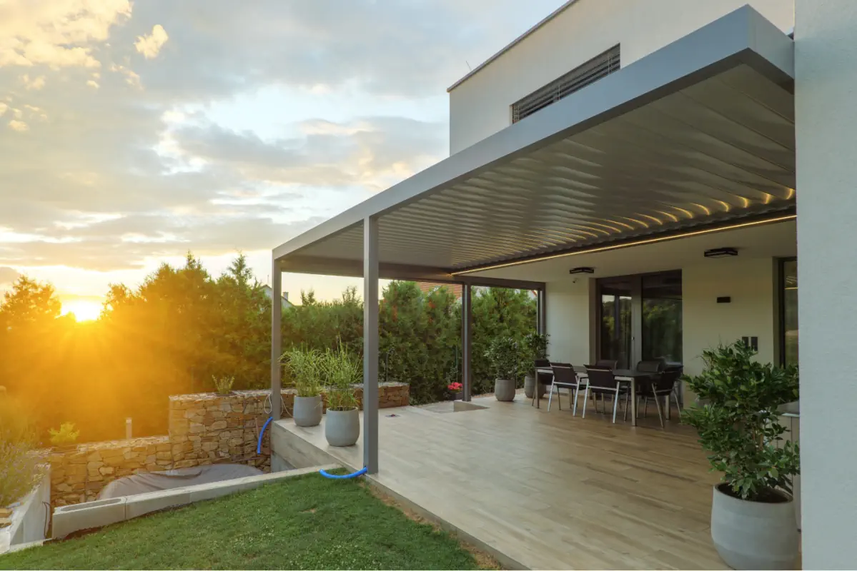 Velká bioklimatická pergola v Nebovidech u Brna, pohled zblízka. Rozměr pergoly 6,84×3,67 m. Vybavení: LED osvětlení.