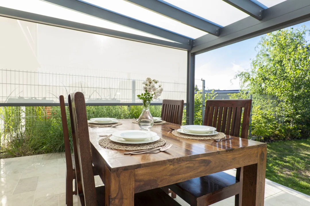 Pergola se skleněnou střechou v Bílovicích u Brna, pohled zblízka. Rozměr pergoly 6,7×4 m. Vybavení: LED osvětlení.