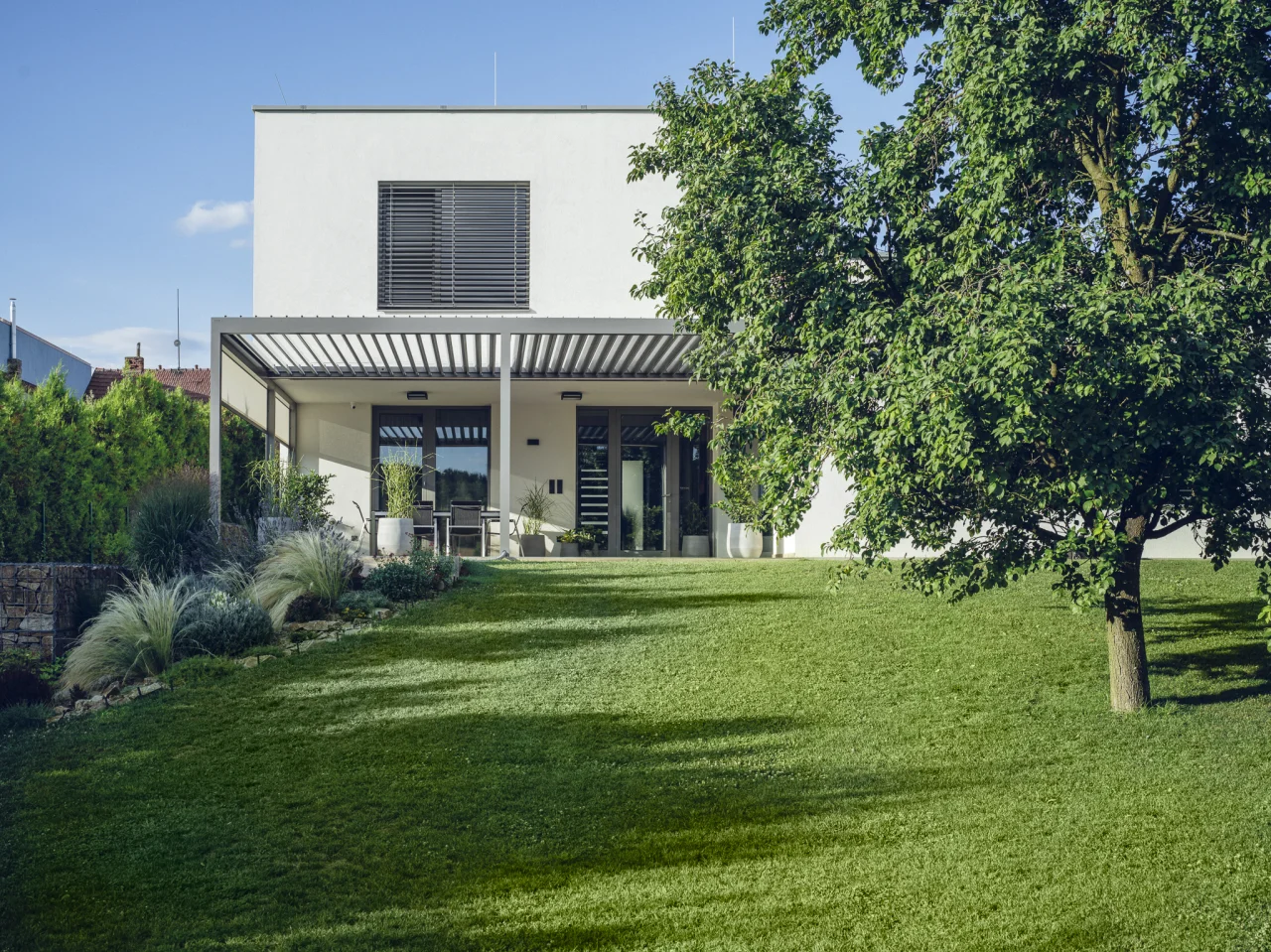Velká bioklimatická pergola v Nebovidech u Brna, celkový pohled. Rozměr pergoly 6,84×3,67 m. Vybavení: LED osvětlení.