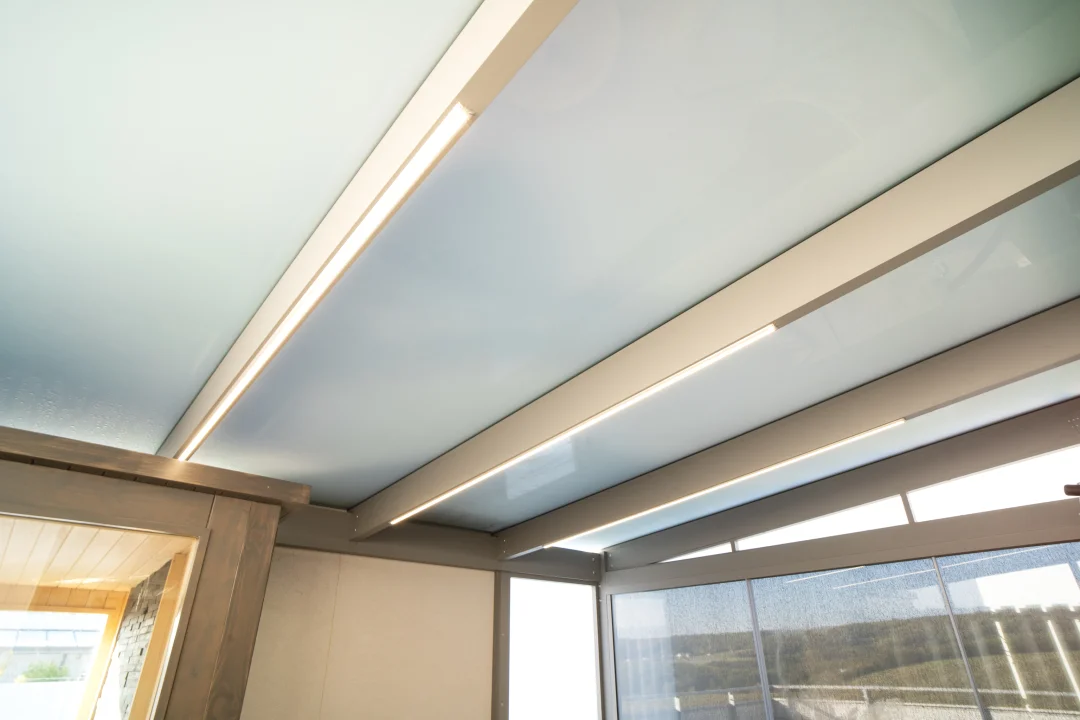 Pergola GLASETTI se zasklením a stíněním v Brně, pohled ze zahrady. Rozměr pergoly 4,1×3,4 m. Vybavení: LED osvětlení.