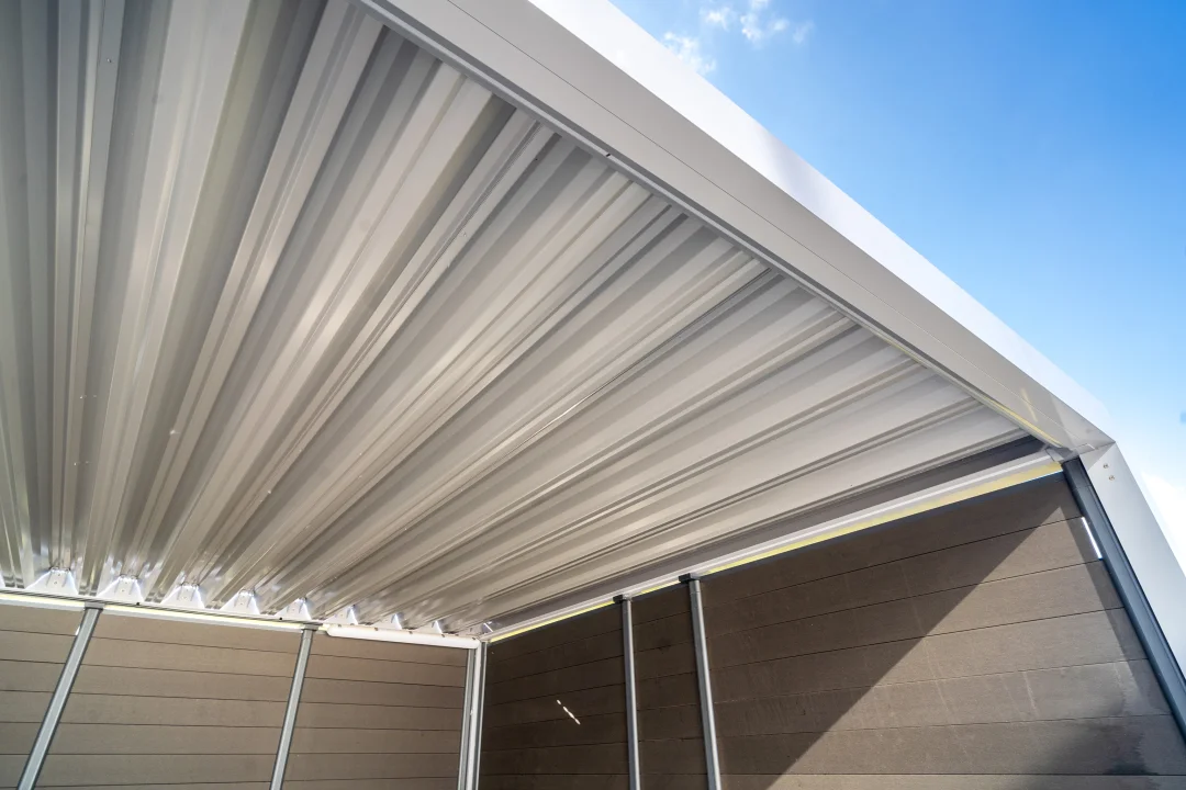 Hliníkový parkovací přístřešek ARTOSI v Brně, detailní záběr. Rozměr pergoly 4,1×4,5 m (2×).