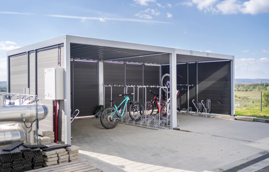 Hliníkový parkovací přístřešek ARTOSI v Brně, celkový pohled. Rozměr pergoly 4,1×4,5 m (2×).