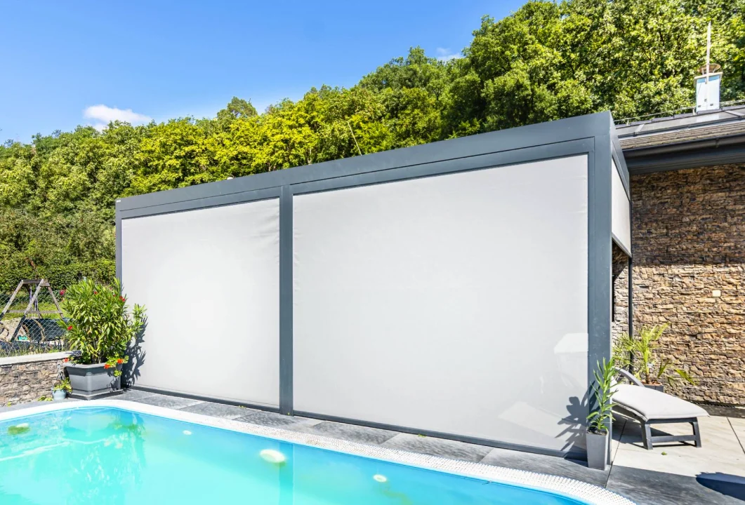 Hliníková pergola k bazénu v Lelekovicích, pohled od domu. Rozměr pergoly 6,365×2,8 m. Vybavení: LED osvětlení.