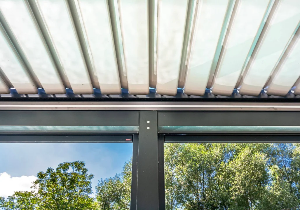 Hliníková pergola k bazénu v Lelekovicích, pohled za soumraku. Rozměr pergoly 6,365×2,8 m. Vybavení: LED osvětlení.