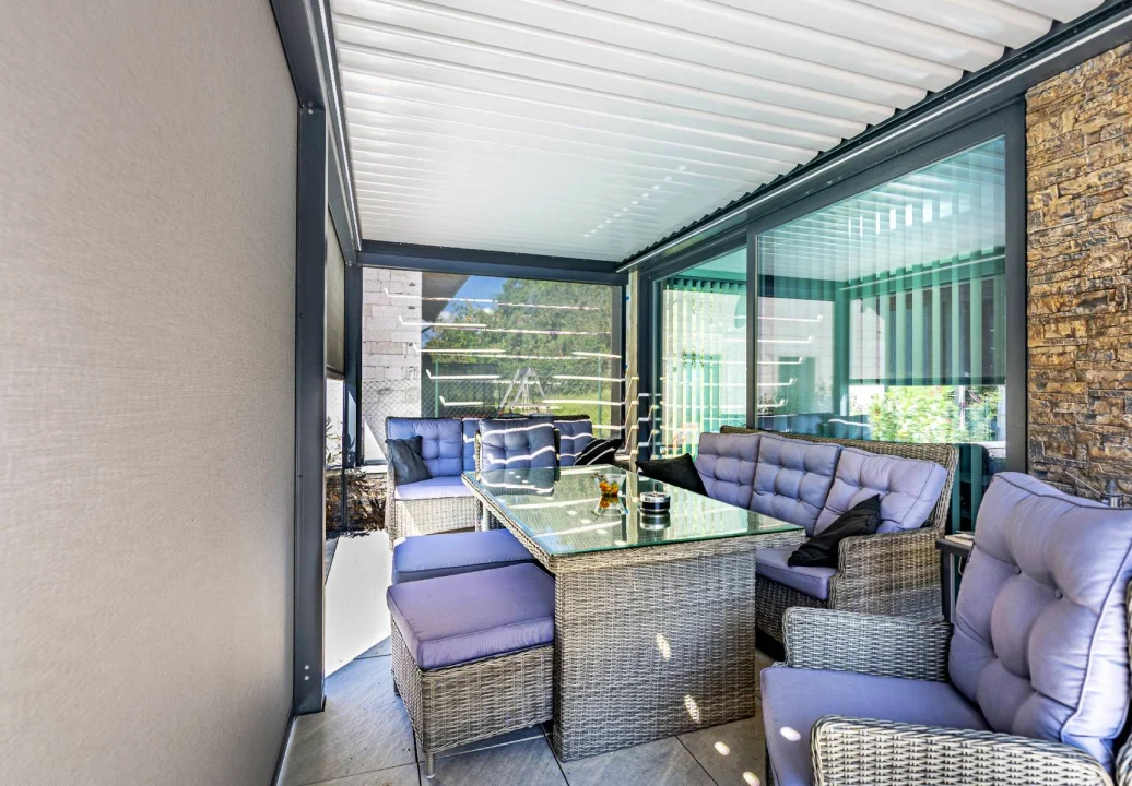 Hliníková pergola k bazénu v Lelekovicích, pohled zblízka. Rozměr pergoly 6,365×2,8 m. Vybavení: LED osvětlení.