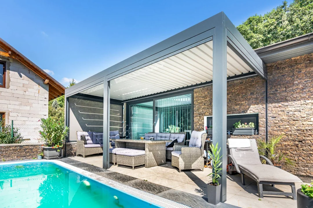 Hliníková pergola k bazénu v Lelekovicích, pohled z jiného úhlu. Rozměr pergoly 6,365×2,8 m. Vybavení: LED osvětlení.