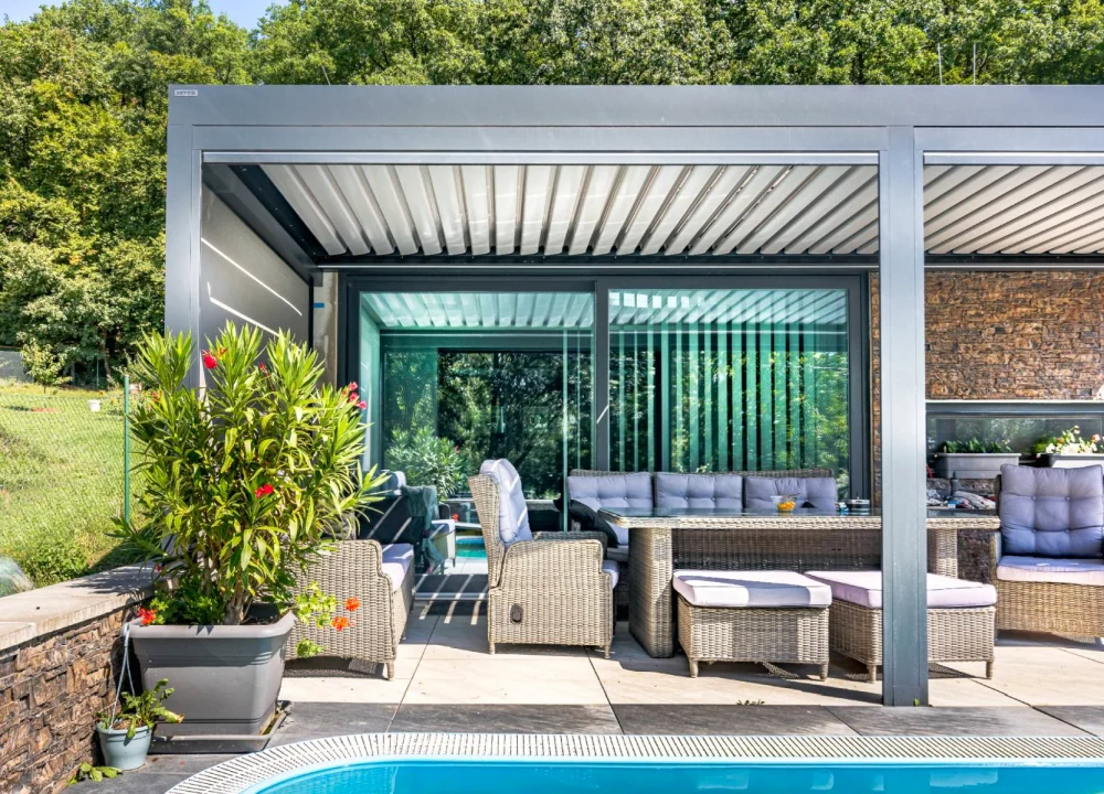 Hliníková pergola k bazénu v Lelekovicích, celkový pohled. Rozměr pergoly 6,365×2,8 m. Vybavení: LED osvětlení.