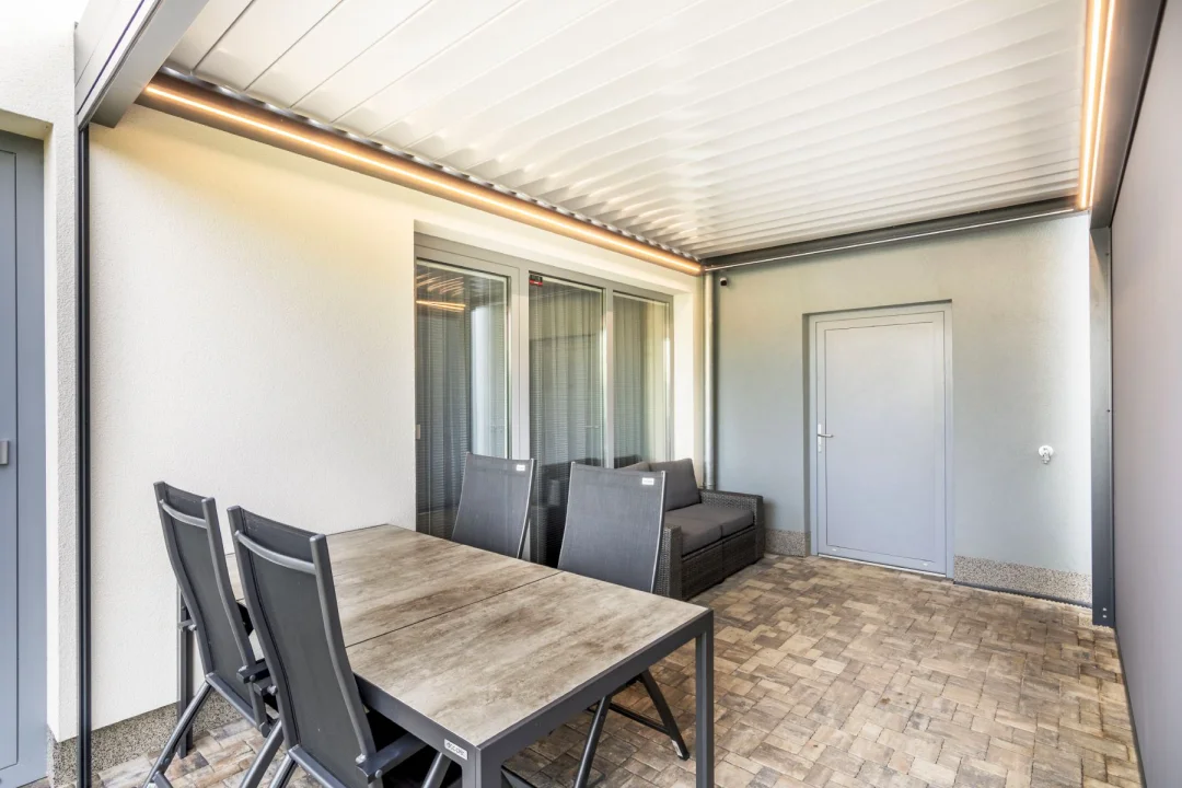 Zahradní pergola s čidly ve Vyškově, celkový záběr na konstrukci. Rozměr pergoly 4,38×2,89 m. Vybavení: LED osvětlení.