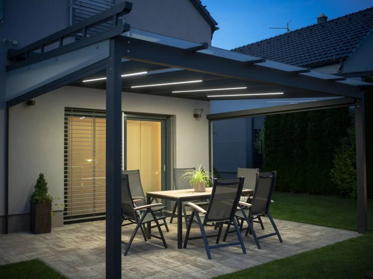 Střešní a boční stínění pro pergolu v Kobylnicích, boční pohled. Rozměr pergoly 4,85×3,9 m. Vybavení: LED osvětlení.