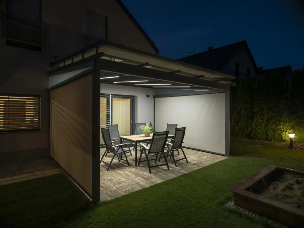 Střešní a boční stínění pro pergolu v Kobylnicích, pohled za soumraku. Rozměr pergoly 4,85×3,9 m. Vybavení: LED osvětlení.