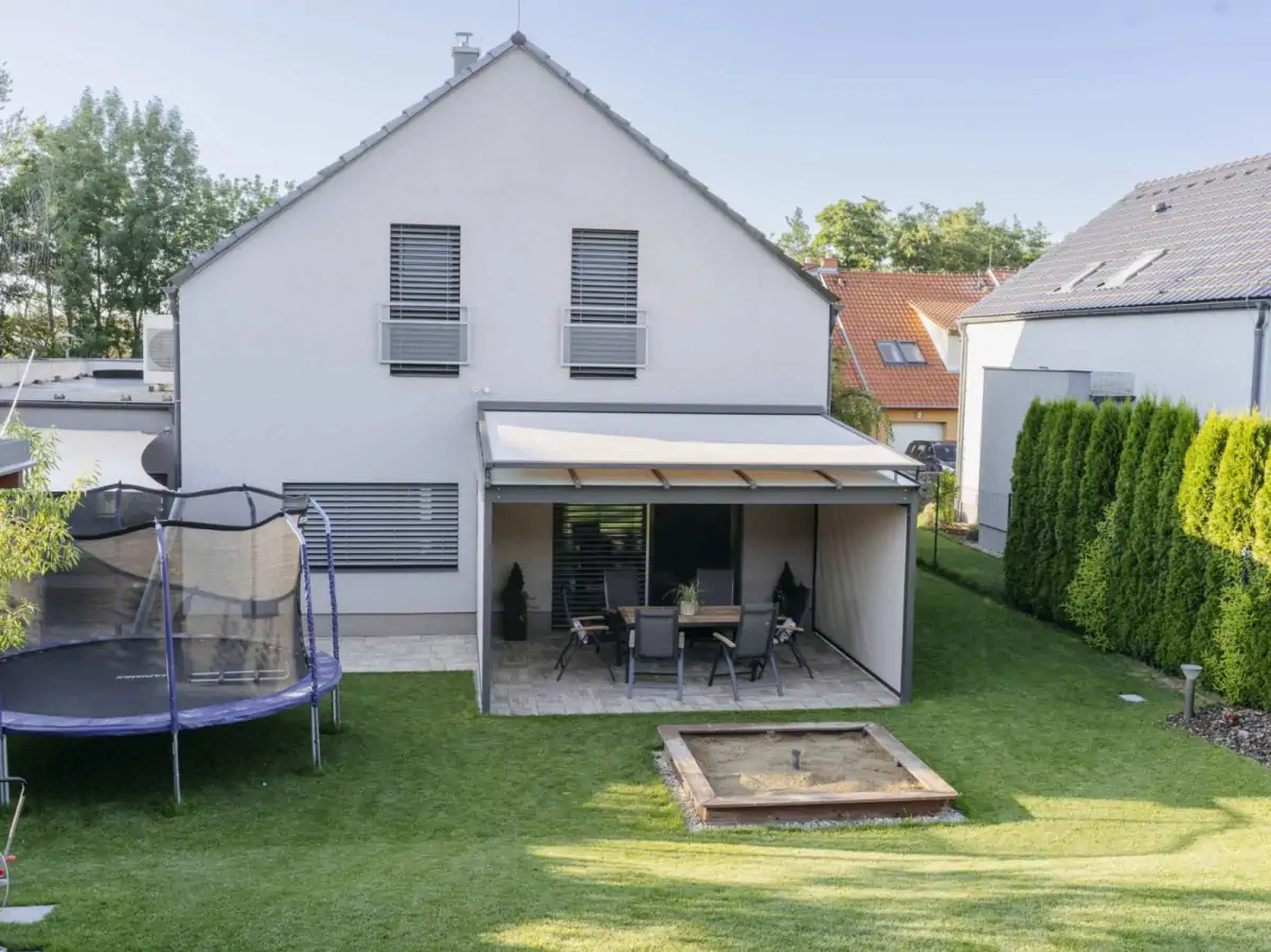 Střešní a boční stínění pro pergolu v Kobylnicích, pohled od domu. Rozměr pergoly 4,85×3,9 m. Vybavení: LED osvětlení.