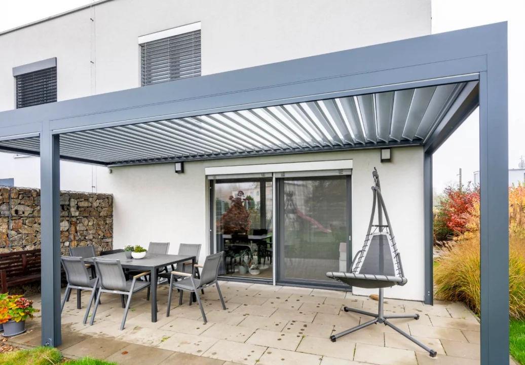 Zahradní pergola ve Střelicích u Brna, pohled ze zahrady. Rozměr pergoly 6,825×3 m. Vybavení: LED osvětlení.