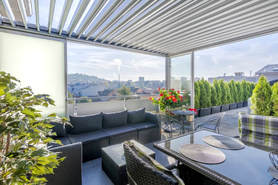 Moderní pergola s bočním zasklením v Brně, boční pohled. Rozměr pergoly 4,5×3,8 m. Vybavení: LED osvětlení.