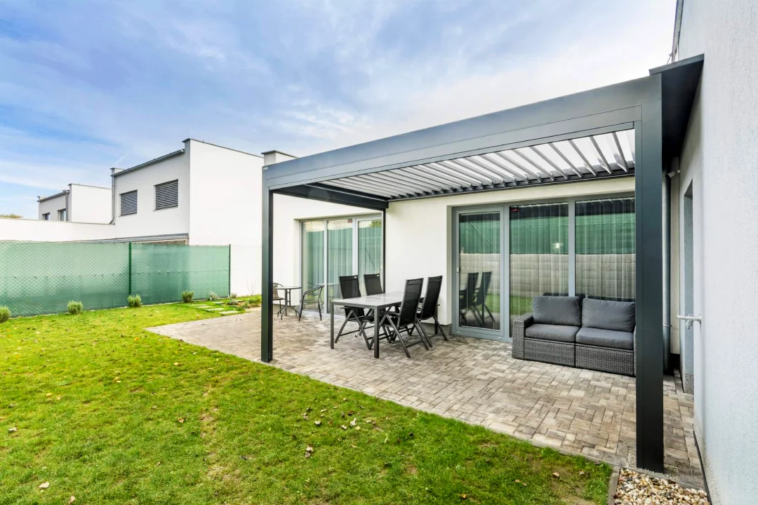 Zahradní pergola s čidly ve Vyškově, pohled z jiného úhlu. Rozměr pergoly 4,38×2,89 m. Vybavení: LED osvětlení.