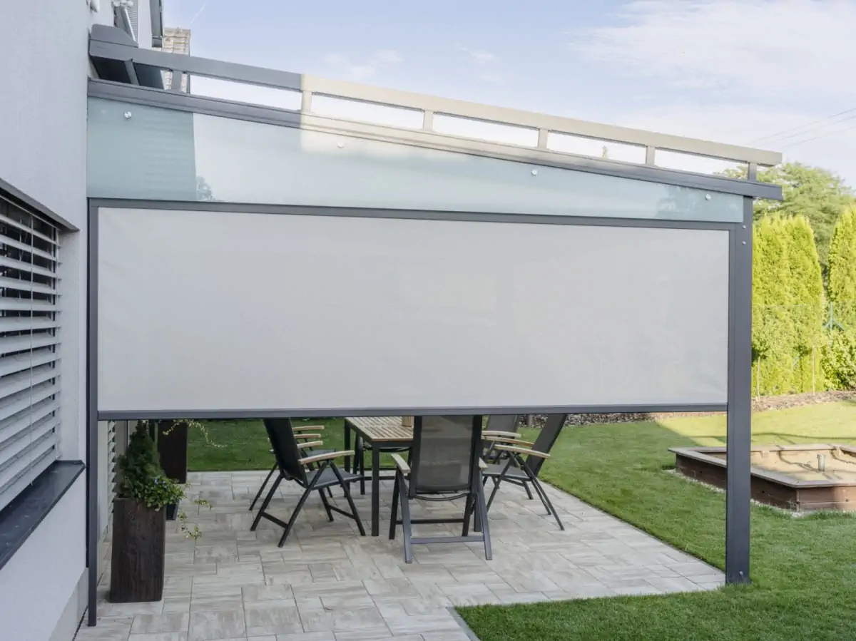 Střešní a boční stínění pro pergolu v Kobylnicích, detailní záběr. Rozměr pergoly 4,85×3,9 m. Vybavení: LED osvětlení.