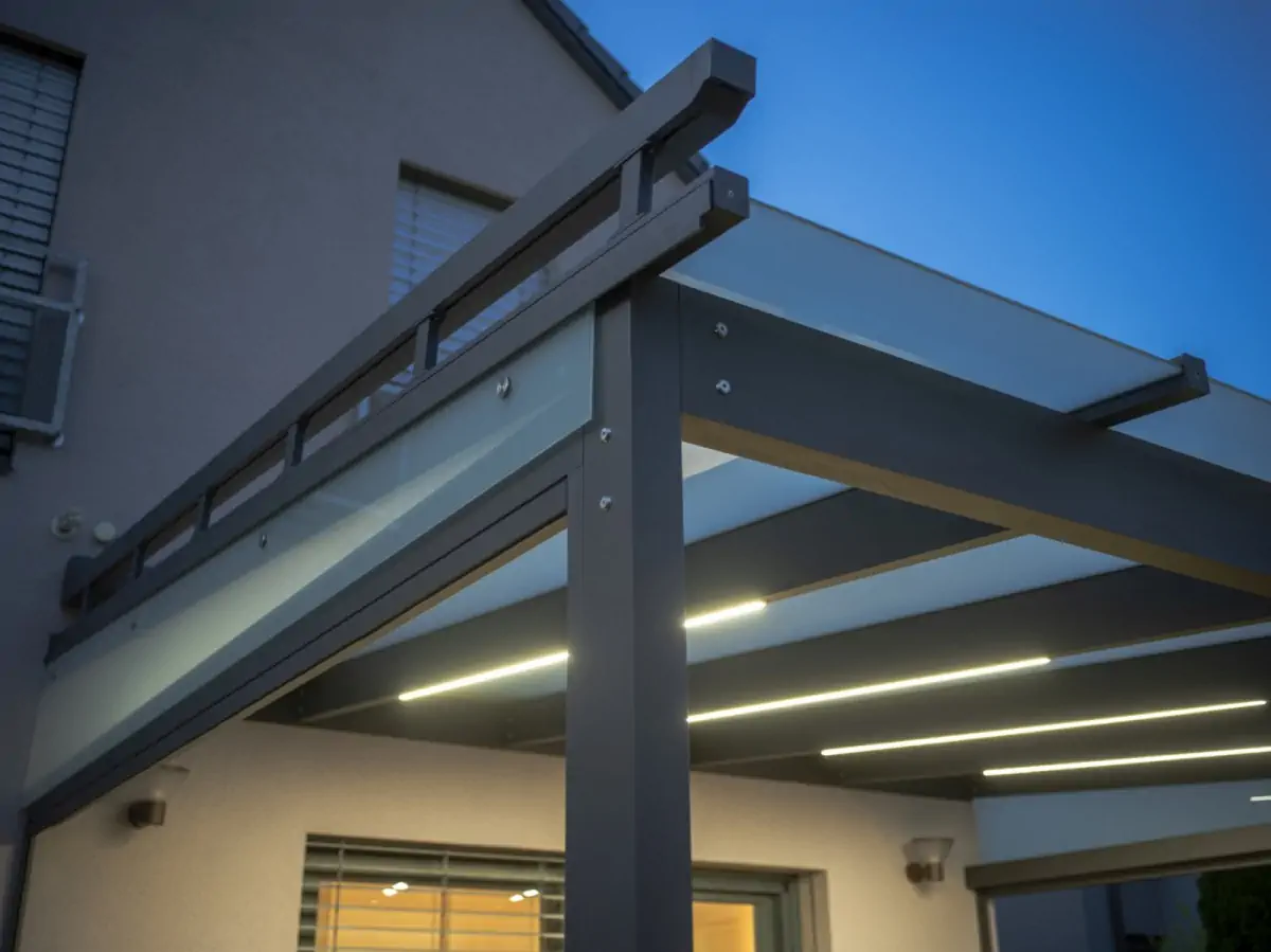 Střešní a boční stínění pro pergolu v Kobylnicích, pohled zblízka. Rozměr pergoly 4,85×3,9 m. Vybavení: LED osvětlení.