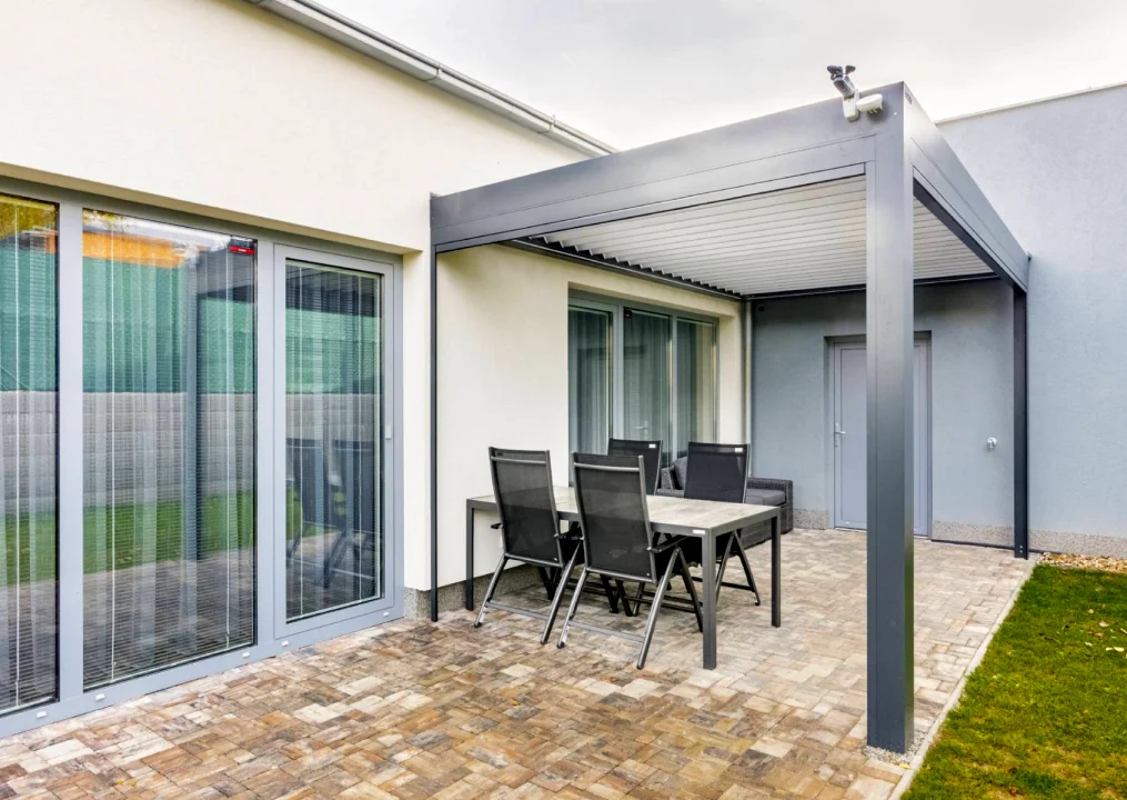 Zahradní pergola s čidly ve Vyškově, detailní záběr. Rozměr pergoly 4,38×2,89 m. Vybavení: LED osvětlení.