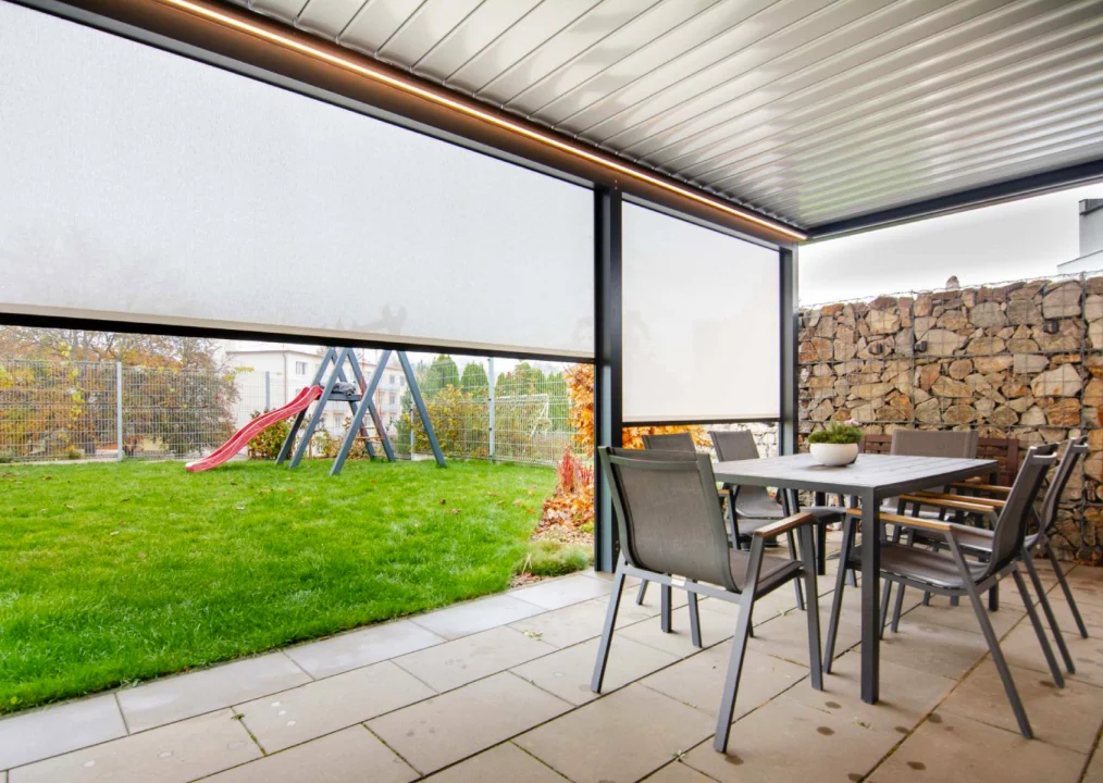Zahradní pergola ve Střelicích u Brna, pohled za soumraku. Rozměr pergoly 6,825×3 m. Vybavení: LED osvětlení.
