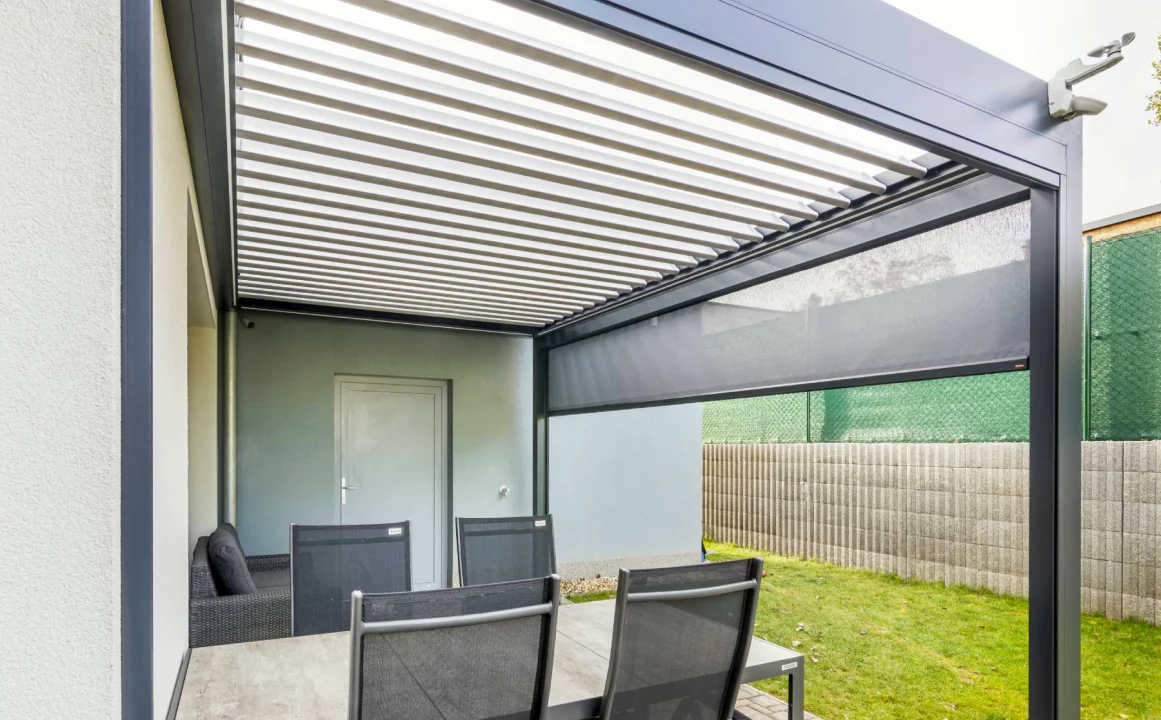 Zahradní pergola s čidly ve Vyškově, boční pohled. Rozměr pergoly 4,38×2,89 m. Vybavení: LED osvětlení.