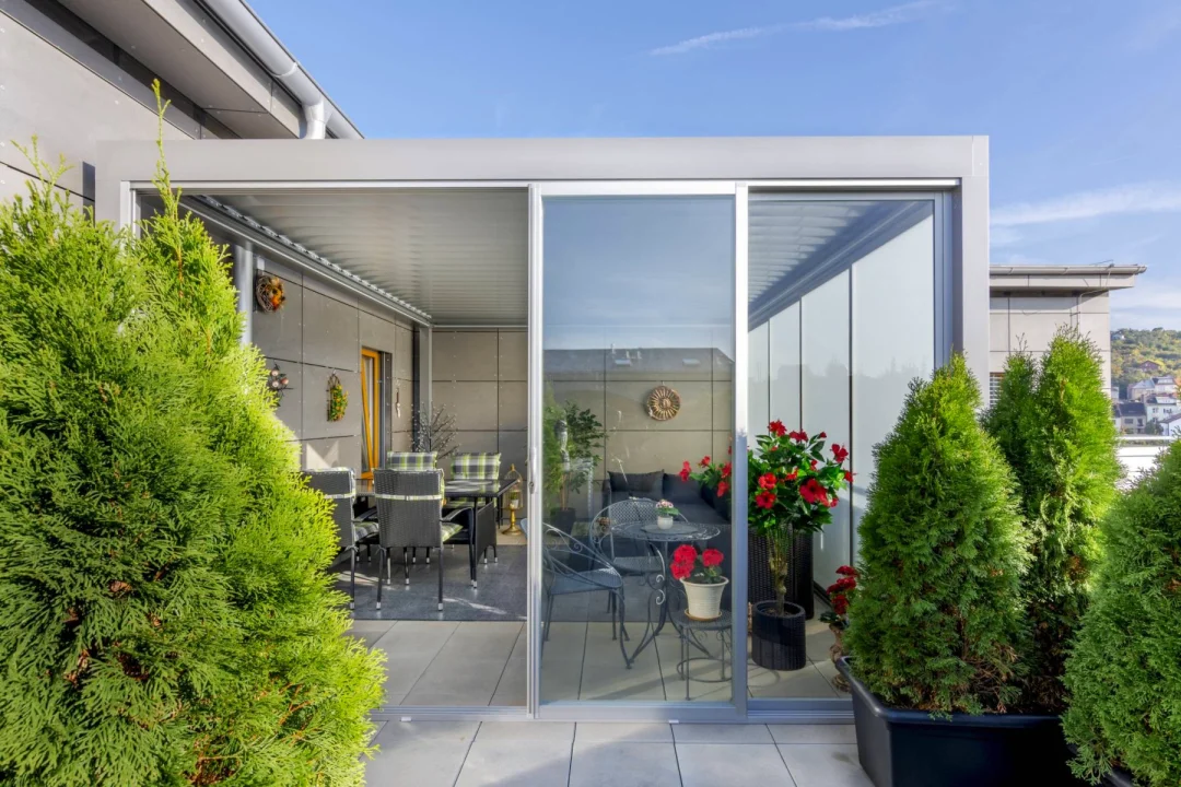 Moderní pergola s bočním zasklením v Brně, detailní záběr. Rozměr pergoly 4,5×3,8 m. Vybavení: LED osvětlení.