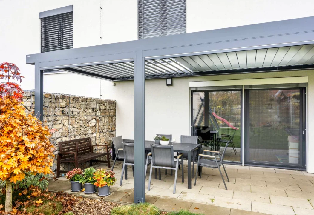 Zahradní pergola ve Střelicích u Brna, detailní záběr. Rozměr pergoly 6,825×3 m. Vybavení: LED osvětlení.