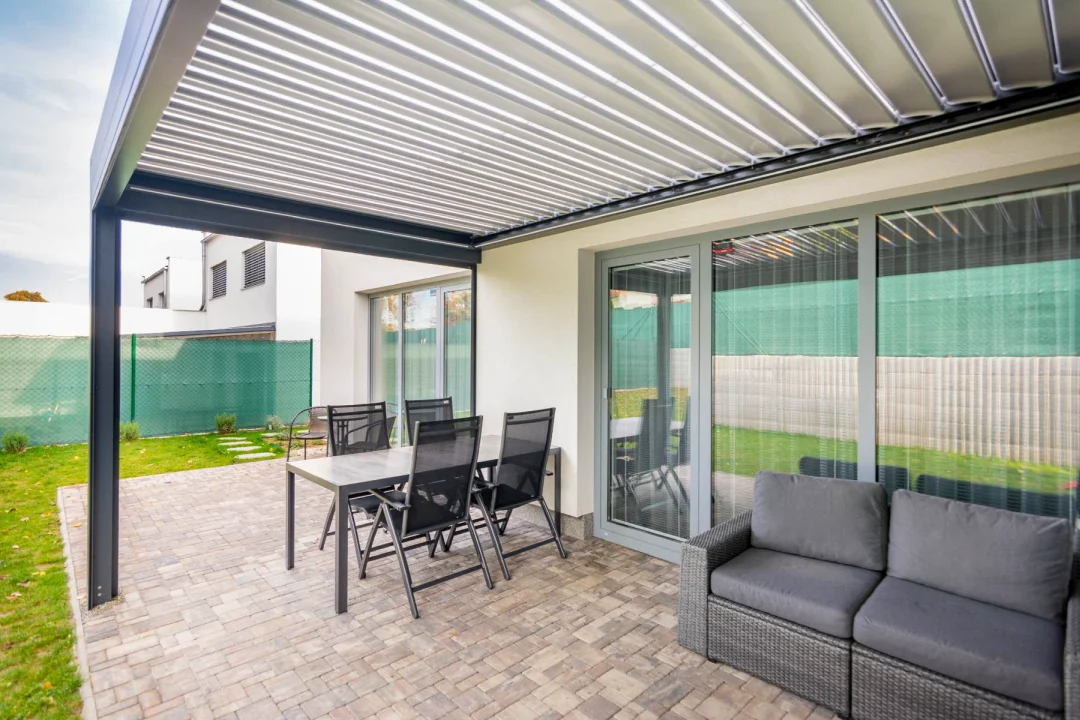 Zahradní pergola s čidly ve Vyškově, pohled zblízka. Rozměr pergoly 4,38×2,89 m. Vybavení: LED osvětlení.