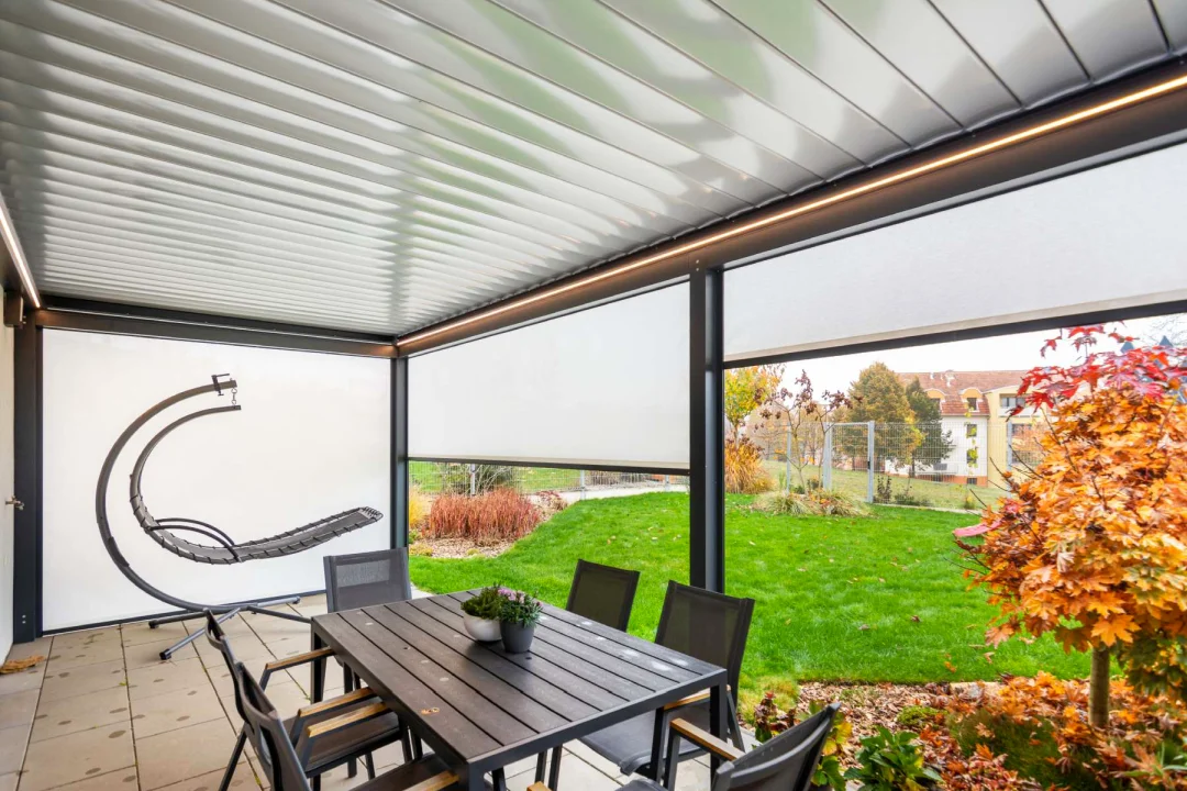 Zahradní pergola ve Střelicích u Brna, celkový záběr na konstrukci. Rozměr pergoly 6,825×3 m. Vybavení: LED osvětlení.