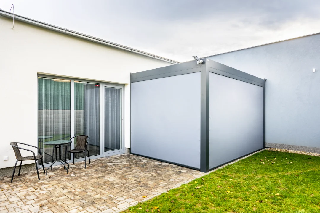 Zahradní pergola s čidly ve Vyškově, pohled od domu. Rozměr pergoly 4,38×2,89 m. Vybavení: LED osvětlení.