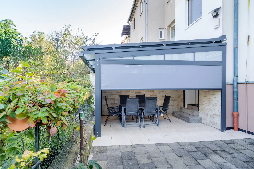 Malá skleněná pergola na terasu domu u Brna, pohled z jiného úhlu. Rozměr pergoly 2,9×4,2 m. Vybavení: LED osvětlení.