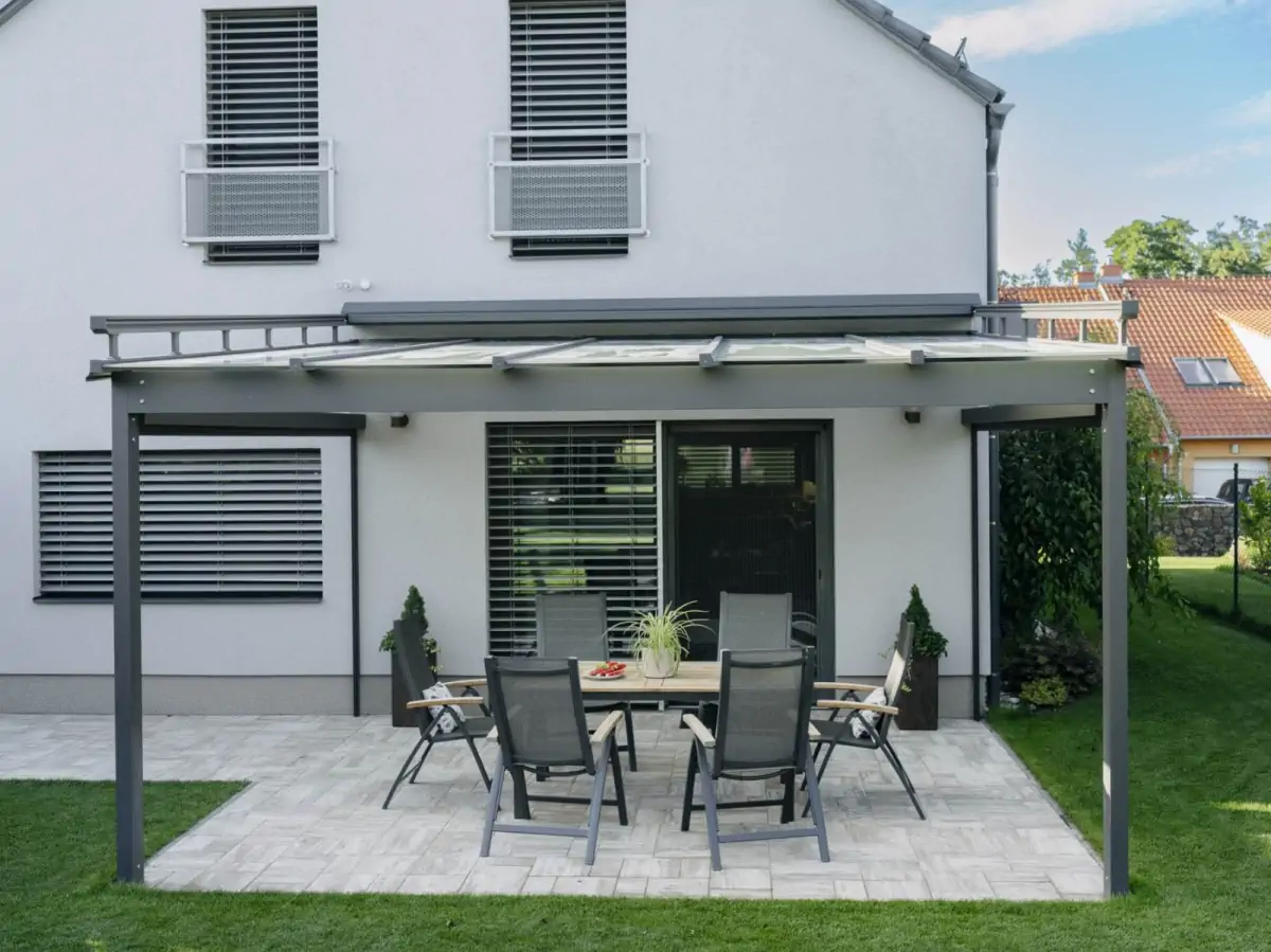 Střešní a boční stínění pro pergolu v Kobylnicích, celkový pohled. Rozměr pergoly 4,85×3,9 m. Vybavení: LED osvětlení.