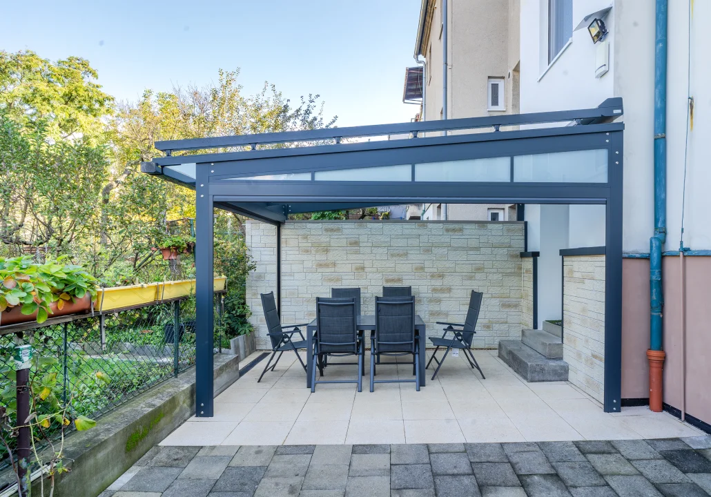 Malá skleněná pergola na terasu domu u Brna, detailní záběr. Rozměr pergoly 2,9×4,2 m. Vybavení: LED osvětlení.